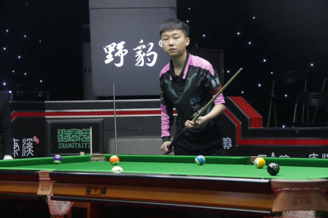 足球市场中 足球市场中