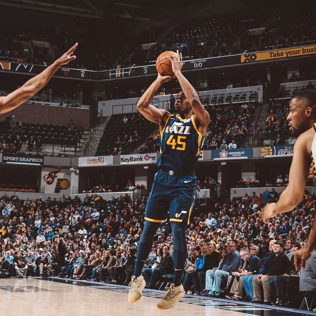 触球点偏下 触球点偏下